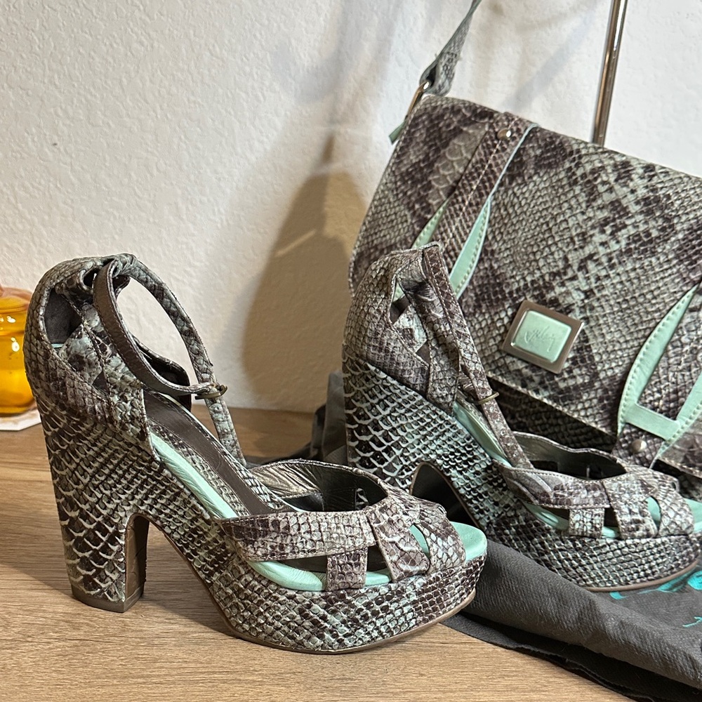 100% Leather Snakeskin style Heels and Bag Set with Aqua Accents. Size 8. VELEZ - Picture 3 of 11